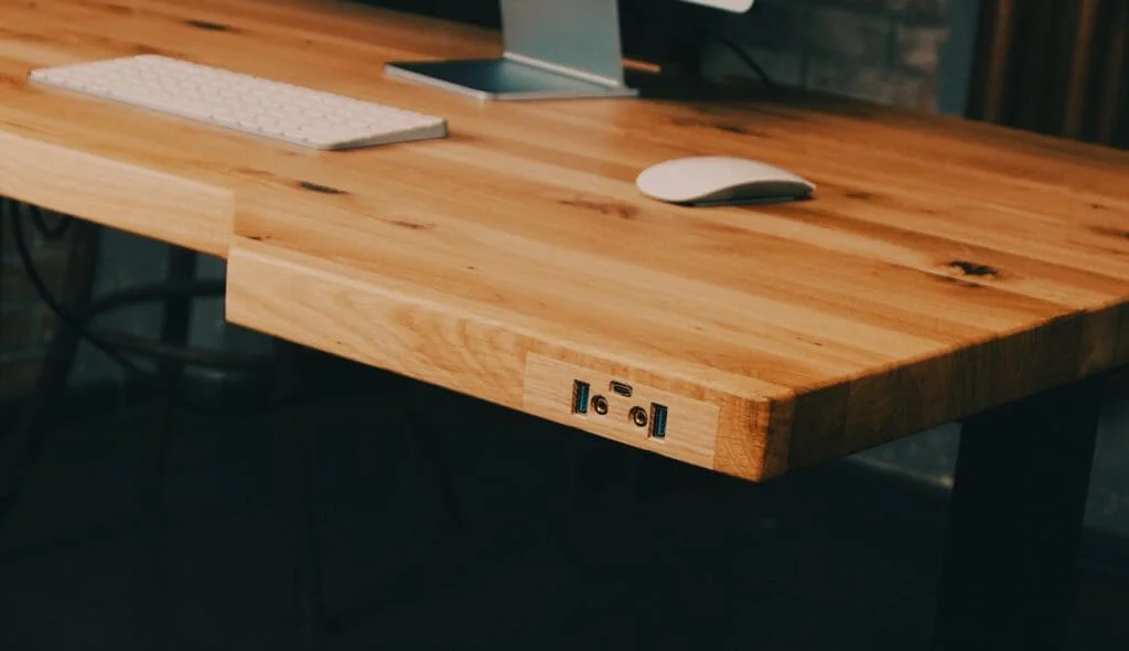 умные столы со встроенной электроникой из натурального дерева